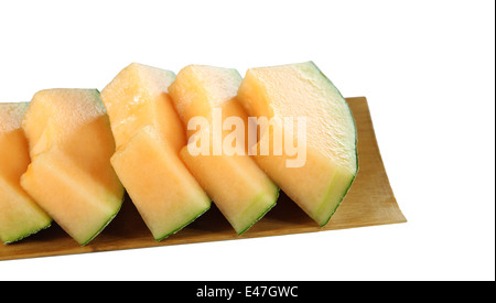 Cantaloupe-Melone in Bambus Schale auf weißem Hintergrund isoliert. Stockfoto