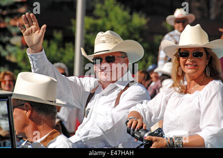 Calgary, Kanada. 4. Juli 2014. Die Calgary Stampede Parade. Foto von William Shatner Fahrt in einem Auto und winken Fans als Parade Marshall The Calgary Stampede Parade (4. Juli 2014).  Begleitet wird er von seiner Frau Elizabeth. Bildnachweis: Brian R. Ewing Fotografie/Alamy Live-Nachrichten Stockfoto