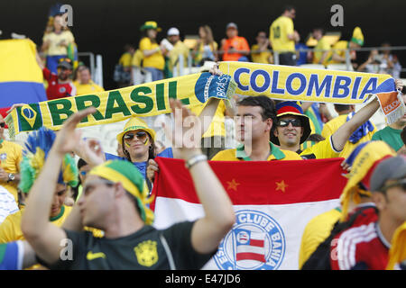 Fortaleza, Brasilien. 4. Juli 2014. Fans warten vor einem Spiel im Viertelfinale zwischen Brasilien und Kolumbien 2014 FIFA World Cup im Stadion Estadio Castelao in Fortaleza, Brasilien, am 4. Juli 2014. Bildnachweis: Zhou Lei/Xinhua/Alamy Live-Nachrichten Stockfoto