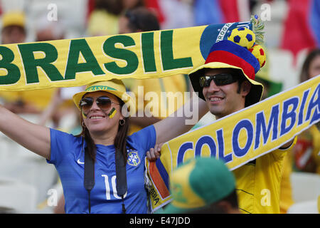 Fortaleza, Brasilien. 4. Juli 2014. Fans warten vor einem Spiel im Viertelfinale zwischen Brasilien und Kolumbien 2014 FIFA World Cup im Stadion Estadio Castelao in Fortaleza, Brasilien, am 4. Juli 2014. Bildnachweis: Zhou Lei/Xinhua/Alamy Live-Nachrichten Stockfoto