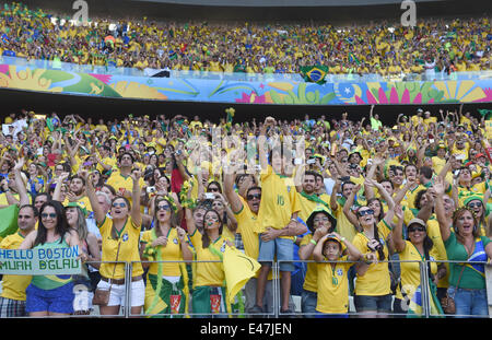 Fortaleza, Brasilien. 4. Juli 2014. Brasiliens Fans jubeln vor dem Viertelfinale Spiel zwischen Brasilien und Kolumbien 2014 FIFA World Cup im Stadion Estadio Castelao in Fortaleza, Brasilien, am 4. Juli 2014. Bildnachweis: Li Ga/Xinhua/Alamy Live-Nachrichten Stockfoto