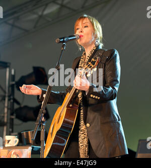Großen Tew, UK. 4. Juli 2014. Suzanne Vega am letzten Abend ihrer Tour auf dem Cornbury Festival. Bildnachweis: Charlie Bryan/Alamy Live News Stockfoto