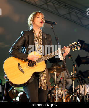 Großen Tew, UK. 4. Juli 2014. Suzanne Vega am letzten Abend ihrer Tour auf dem Cornbury Festival. Bildnachweis: Charlie Bryan/Alamy Live News Stockfoto