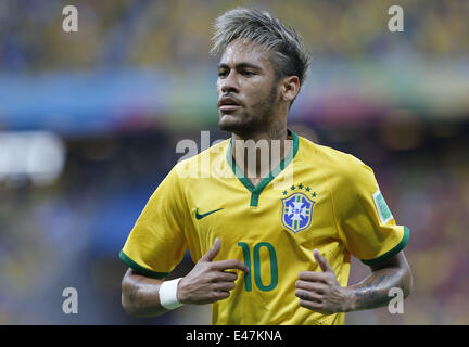 Fortaleza, Brasilien. 4. Juli 2014. Brasiliens Neymar reagiert während eines Spiels im Viertelfinale zwischen Brasilien und Kolumbien 2014 FIFA World Cup im Stadion Estadio Castelao in Fortaleza, Brasilien, am 4. Juli 2014. Bildnachweis: Zhou Lei/Xinhua/Alamy Live-Nachrichten Stockfoto