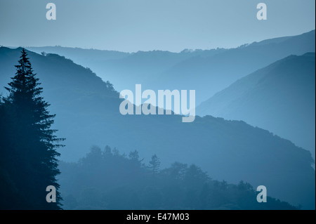 Luftperspektive: Wald Bäume und ineinandergreifenden Täler im oberen Rheidol Tal in der Abenddämmerung, Ceredigion Wales UK Stockfoto