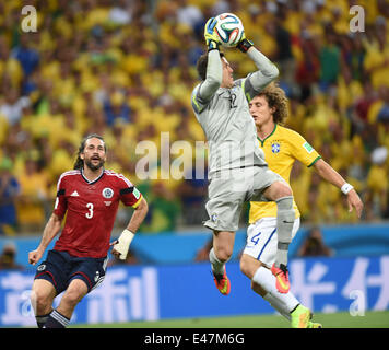 Fortaleza, Brasilien. 4. Juli 2014. Brasiliens Torwart Julio Cesar (C) schnappt sich den Ball während des Spiels im Viertelfinale zwischen Brasilien und Kolumbien 2014 FIFA World Cup im Stadion Estadio Castelao in Fortaleza, Brasilien, am 4. Juli 2014. Bildnachweis: Li Ga/Xinhua/Alamy Live-Nachrichten Stockfoto