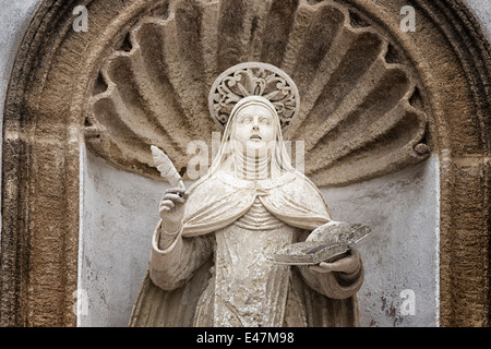 St. Therese von Lisieux Statue an der Fassade der Kirche und Kloster der Carmelitane Scalze in der Altstadt von Gallipoli (Le) Stockfoto