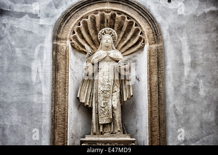 St. Therese von Lisieux Statue an der Fassade der Kirche und Kloster der Carmelitane Scalze in der Altstadt von Gallipoli (Le) Stockfoto