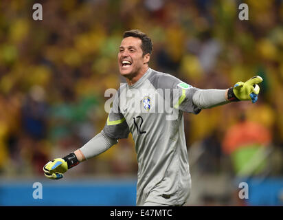 Fortaleza, Brasilien. 4. Juli 2014. Torhüter Julio Cesar von Brasilien feiert während der FIFA WM 2014 Viertel Finale Fußball zwischen Brasilien und Kolumbien im Estadio Castelao in Fortaleza, Brasilien, 4. Juli 2014. Foto: Marius Becker/Dpa/Alamy Live News Stockfoto