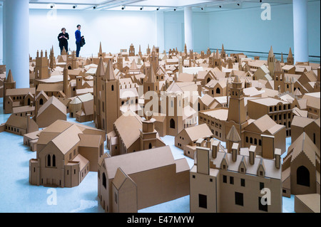 Touristen sehen "Generation - 286 Orte der Anbetung in Edinburgh" von Nathan Coley, in Galerie Modern Art GoMA, Glasgow Stockfoto