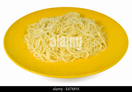 Gekochte Spaghetti serviert in einer großen gelben Platte isoliert auf weißem Hintergrund Stockfoto