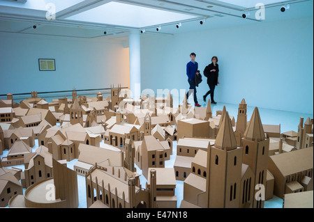 Touristen sehen "Generation - 286 Orte der Anbetung in Edinburgh" von Nathan Coley, in Galerie Modern Art GoMA, Glasgow Stockfoto