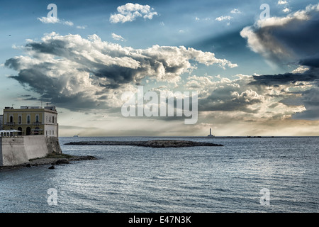 La Puritate (das ist die Reinheit) anzeigen: der Strand von der alten Stadt von Gallipoli (Le) im Süden von Italien Stockfoto