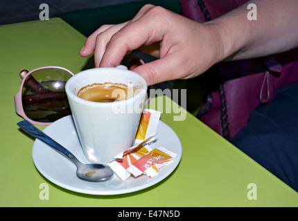 Entspannen Sie bei einer Tasse Espresso in cafeteria Stockfoto