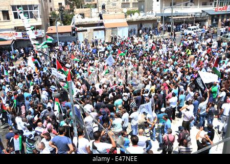 Shufat, annektierte Ost-Jerusalem, Israel. 4. Juli 2014. Tausende von Palästinensern versammelten frühen Freitag nach Gebete in Shufat warten auf den Körper des 16-j hrige Muhammed Abu Khdeir. Der junge wurde angeblich durch israelische Siedler in dieser Woche als einen Akt der Rache gegen die drei israelische Siedler getötet, die auch letzte Woche im Westjordanland getötet wurden. Bildnachweis: Anna Ferensowicz/Pacific Press/Alamy Live-Nachrichten Stockfoto