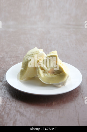 Durian-Früchte in Schale auf der Lebensmittel-Tabelle. Stockfoto