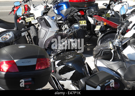 Motorradfahrer füllen Sie bitte alle verfügbaren Fahrrad Räume an der Hickson Road in Sydney; s Stadtzentrum, Australien Stockfoto