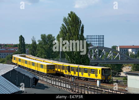 U-Bahnzuege auf Gleis Dreieck Stockfoto