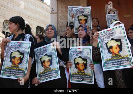 Shufat, annektierte Ost-Jerusalem, Israel. 4. Juli 2014. Frauen von Muhammed Abu Khdeir Familie Stand vor seinem Haus halten Bilder des jungen. Der junge wurde angeblich durch israelische Siedler in dieser Woche als einen Akt der Rache gegen die drei israelische Siedler getötet, die auch letzte Woche im Westjordanland getötet wurden. Bildnachweis: Anna Ferensowicz / pazifische Presse/Alamy Live News Stockfoto