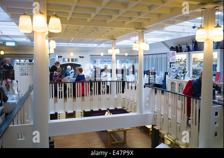 Kunden in den Willow Tearooms und Geschenkeladen, entworfen von Charles Rennie Mackintosh, Sauciehall Street, Glasgow, Schottland, Vereinigtes Königreich Stockfoto