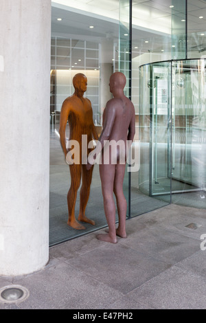 Reflexion, eine Skulptur von der berühmten Antony Gormley, erkennbar am 350 Euston Road, London. Stockfoto