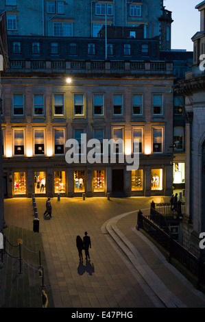 Paar, Hand in Hand und einen nächtlichen Spaziergang im Royal Exchange Square im Zentrum Stadt, Glasgow. SCHOTTLAND Stockfoto