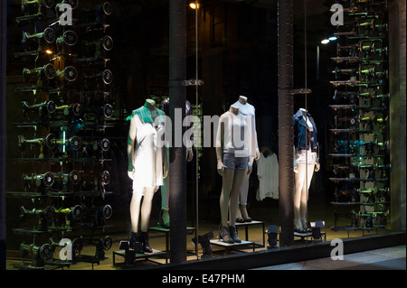 Nähmaschinen-Fenster Anzeige Modegeschäft Allerheiligen in Spitalfields von Buchanan Street im Stadtzentrum von Glasgow. SCHOTTLAND Stockfoto