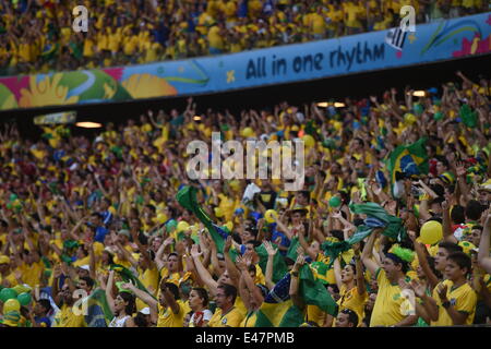Fortaleza, Brasilien. 4. Juli 2014. Fans von Brasilien jubeln auf der Tribüne während der FIFA WM 2014 Viertel Finale Fußball zwischen Brasilien und Kolumbien in Fortaleza, Brasilien, 4. Juli 2014. Foto: Marius Becker/Dpa/Alamy Live News Stockfoto