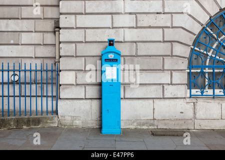 Blau Polizei öffentlichen post, eine kostenlose Polizei Telefon Originalkarton von Mansion House, City of London. Stockfoto