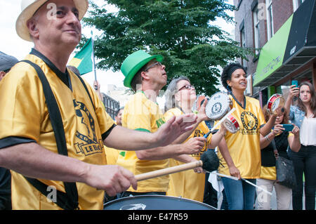 Montreal, Kanada. 4. Juli 2014. Am Freitag, 4. Juli 2014 füllten Hunderte von Fußballfans Montreal Cafés und Straßen, Viertel-Endspiel zwischen Kolumbien und Brasilien zu sehen. Bei Brasiliens Sieg feierten die Bürgerinnen und Bürger aus brasilianischer Abstammung auf den Bürgersteigen. Bildnachweis: Megapress/Alamy Live-Nachrichten Stockfoto