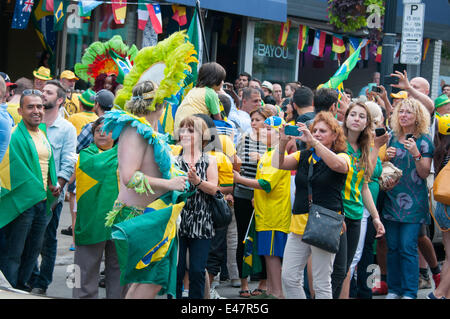 Montreal, Kanada. 04.. Juli 2014. Am Freitag, den 4. 2014. Juli, besuchten Hunderte von Fußballfans Cafés und Straßen in Montreal, um das Spiel zwischen Kolumbien und Brasilien im letzten Quartal zu sehen. Nach Brasiliens Sieg feierten brasilianische Bürger auf den Bürgersteigen. Kredit: Megapress/Alamy Live News Stockfoto