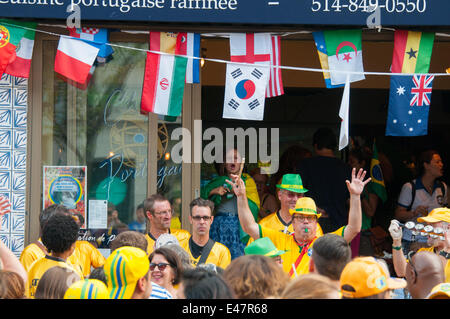 Montreal, Kanada. 04.. Juli 2014. Am Freitag, den 4. 2014. Juli, besuchten Hunderte von Fußballfans Cafés und Straßen in Montreal, um das Spiel zwischen Kolumbien und Brasilien im letzten Quartal zu sehen. Nach Brasiliens Sieg feierten brasilianische Bürger auf den Bürgersteigen. Kredit: Megapress/Alamy Live News Stockfoto