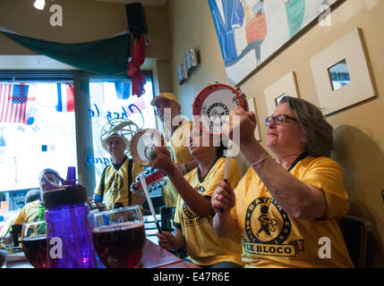 Montreal, Kanada. 04.. Juli 2014. Am Freitag, den 4. 2014. Juli, besuchten Hunderte von Fußballfans Cafés und Straßen in Montreal, um das Spiel zwischen Kolumbien und Brasilien im letzten Quartal zu sehen. Nach Brasiliens Sieg feierten brasilianische Bürger auf den Bürgersteigen. Kredit: Megapress/Alamy Live News Stockfoto