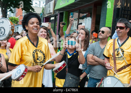 Montreal, Kanada. 04. Juli 2014. Am Freitag, den 4. Juli 2014, Hunderte von Fans gefüllt Montreal Cafés und Straßen im letzten Quartal Spiel zwischen Kolumbien und Brasilien zu sehen. Auf Brasiliens gewinnen Bürger aus brasilianischen Herkunft feierten auf den Bürgersteigen. Stockfoto