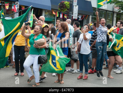 Montreal, Kanada. 04.. Juli 2014. Am Freitag, den 4. 2014. Juli, besuchten Hunderte von Fußballfans Cafés und Straßen in Montreal, um das Spiel zwischen Kolumbien und Brasilien im letzten Quartal zu sehen. Nach Brasiliens Sieg feierten brasilianische Bürger auf den Bürgersteigen. Kredit: Megapress/Alamy Live News Stockfoto