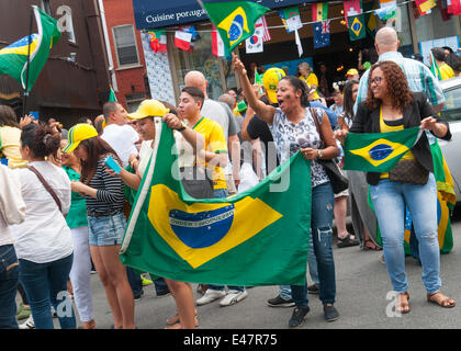 Montreal, Kanada. 04.. Juli 2014. Am Freitag, den 4. 2014. Juli, besuchten Hunderte von Fußballfans Cafés und Straßen in Montreal, um das Spiel zwischen Kolumbien und Brasilien im letzten Quartal zu sehen. Nach Brasiliens Sieg feierten brasilianische Bürger auf den Bürgersteigen. Kredit: Megapress/Alamy Live News Stockfoto