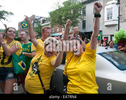 Montreal, Kanada. 4. Juli 2014. Am Freitag, 4. Juli 2014 füllten Hunderte von Fußballfans Montreal Cafés und Straßen, Viertel-Endspiel zwischen Kolumbien und Brasilien zu sehen. Bei Brasiliens Sieg feierten die Bürgerinnen und Bürger aus brasilianischer Abstammung auf den Bürgersteigen. Bildnachweis: Megapress/Alamy Live-Nachrichten Stockfoto