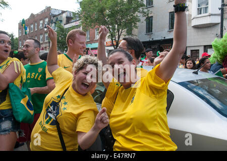 Montreal, Kanada. 04.. Juli 2014. Am Freitag, den 4. 2014. Juli, besuchten Hunderte von Fußballfans Cafés und Straßen in Montreal, um das Spiel zwischen Kolumbien und Brasilien im letzten Quartal zu sehen. Nach Brasiliens Sieg feierten brasilianische Bürger auf den Bürgersteigen. Kredit: Megapress/Alamy Live News Stockfoto