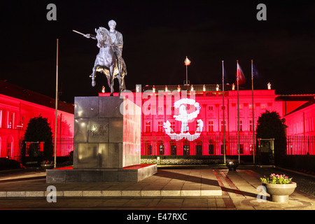 Projektion des Warschauer Aufstandes Symbols an den Wänden des Präsidentenpalastes.  Warschauer Aufstand-Gedenktag, Polen. Stockfoto