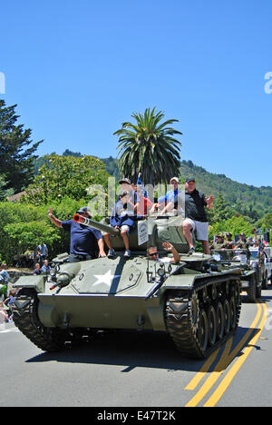 Corte Madera, Kalifornien, USA. 4. Juli 2014. Panzer und andere militärische Fahrzeuge teilnehmen an der jährlichen Unabhängigkeitstag Parade in Corte Madera Credit: Bob Kreisel/Alamy Live News Stockfoto