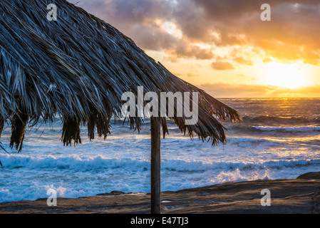 Die Sonne Settting mit Surf Shack im Vordergrund. Windansea Beach, La Jolla, Kalifornien, Vereinigte Staaten von Amerika. Stockfoto