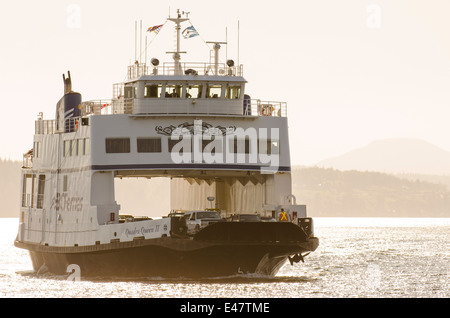 BC-Fährschiff fährt in Alert Bay Terminal ein, Dock Segeln Kreuzfahrt, Vancouver Island, British Columbia, Kanada. Stockfoto
