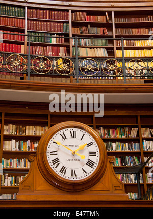 Uhr in Picton Reading Room, Zentralbibliothek, Liverpool.  Es befindet sich über der Tür zur Hornby-Bibliothek. Stockfoto