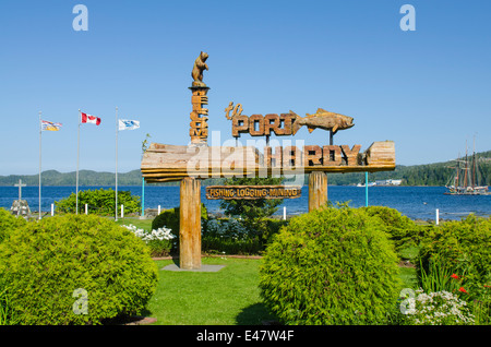 Geschnitzte hölzerne Willkommensschild Port Hardy Waterfront, Britisch-Kolumbien, Kanada. Stockfoto