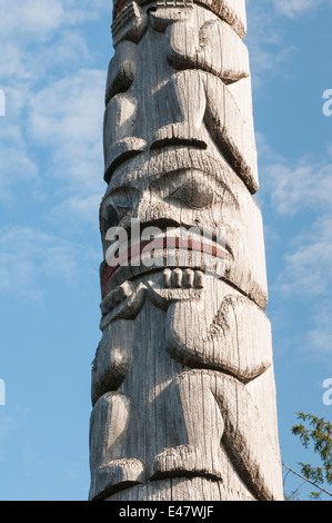 Erste Nation Geschichte Totempfahl am Gerichtsgebäude in Prince Rupert, Britisch-Kolumbien, Kanada. Stockfoto