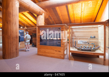 Besucher erste Nation indische Haida Küstenbewohner Exponate Museum of Northern British Columbia, Prince Rupert, Kanada. Stockfoto