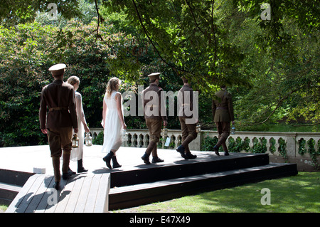 Eine Aufführung in der Dell RSC ist kostenlos im Freien Theater, Avonbank Gardens, London, UK Stockfoto