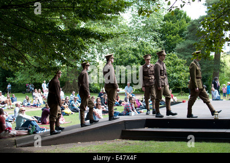 Eine Aufführung in der Dell RSC ist kostenlos im Freien Theater, Avonbank Gardens, London, UK Stockfoto