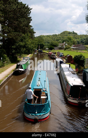 Coventry-Canal bei Hartshill mit Juddies Berg in der Ferne, Warwickshire, England, UK Stockfoto