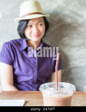 Frau Schauer in Coffee-Shop, Fotoarchiv Stockfoto